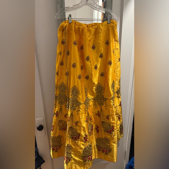NEW Beautiful embroidered lehenga - Picture 2 of 7